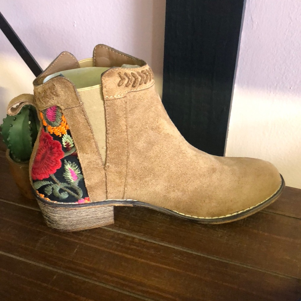 Camel booties with floral embroidered detail